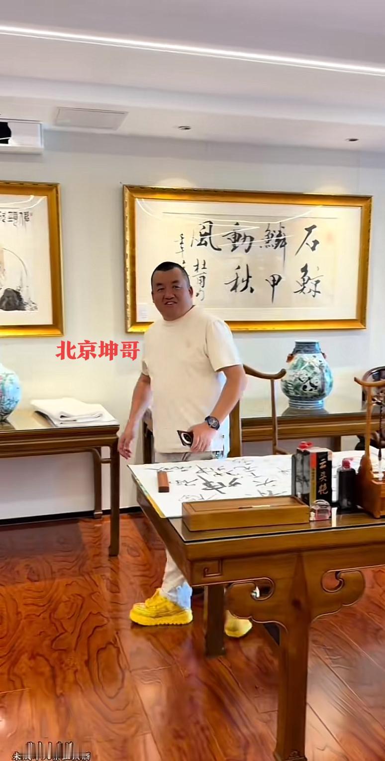 北京坤哥的书法，价格如今水涨船高。据说很多粉丝求购，从几千一平到上万一平不等，根