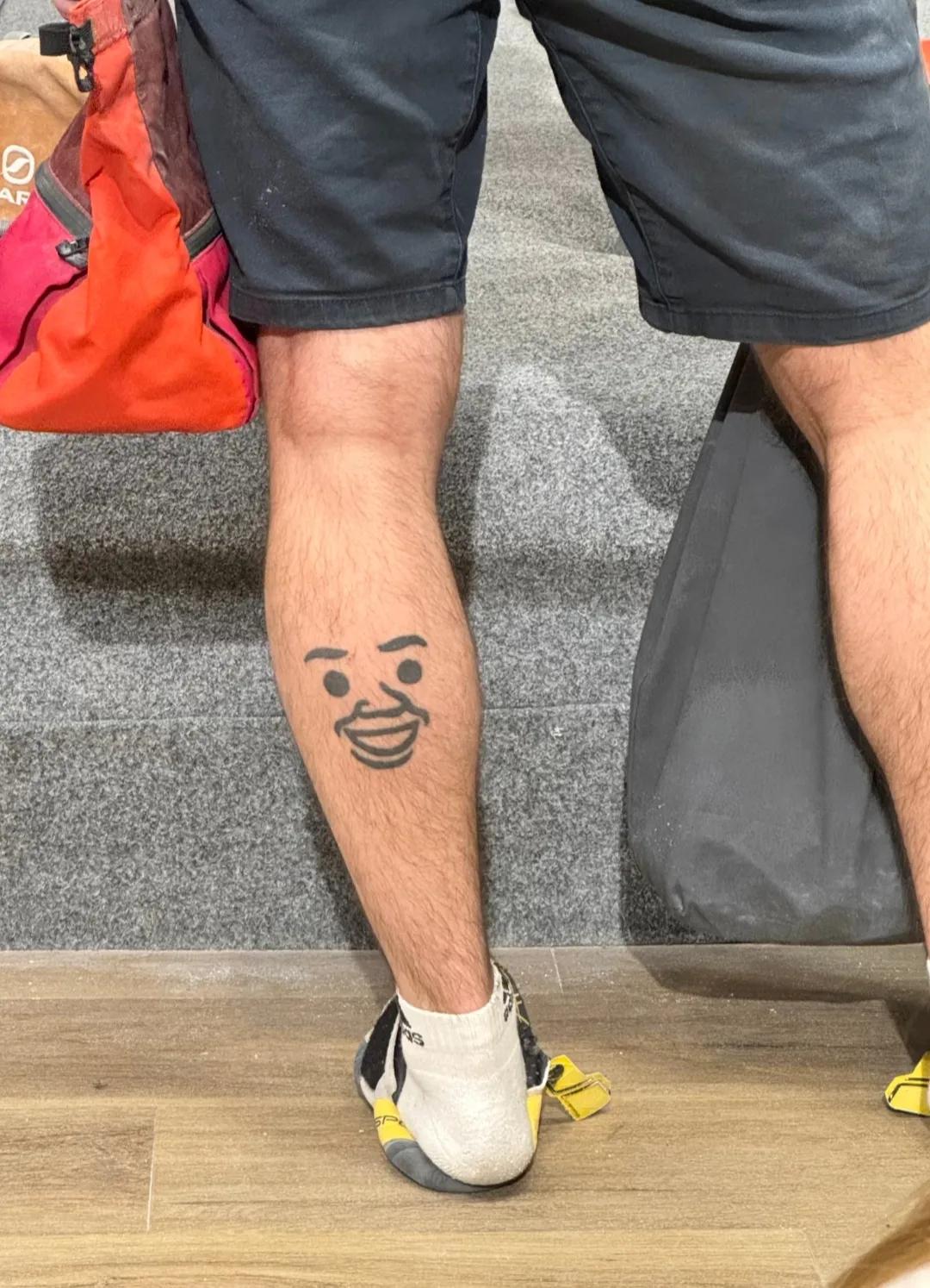 有点好奇！这哥们儿腿上纹的笑脸是谁呀？女友吗？