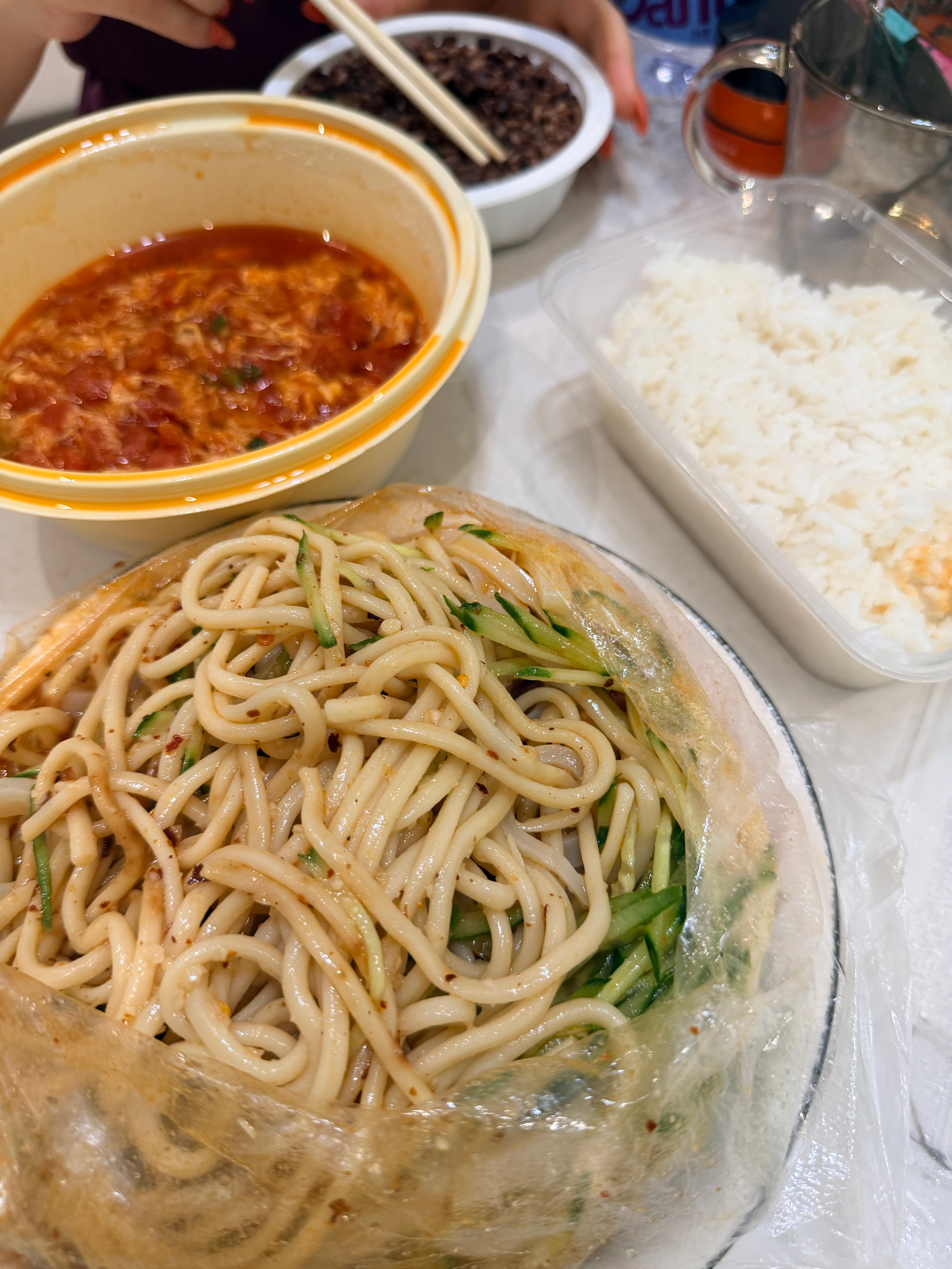 图一 陈姐给我做的爱心晚餐~图二 昨天打包的饭今天带来大家一起吃 因为山南真的没