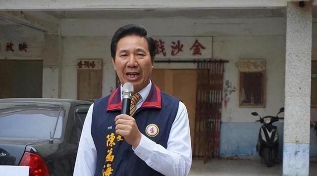 金门县长陈福海，曾经直接把话撂桌上：“金门全县，从八十岁的老人到三岁的娃，没一个