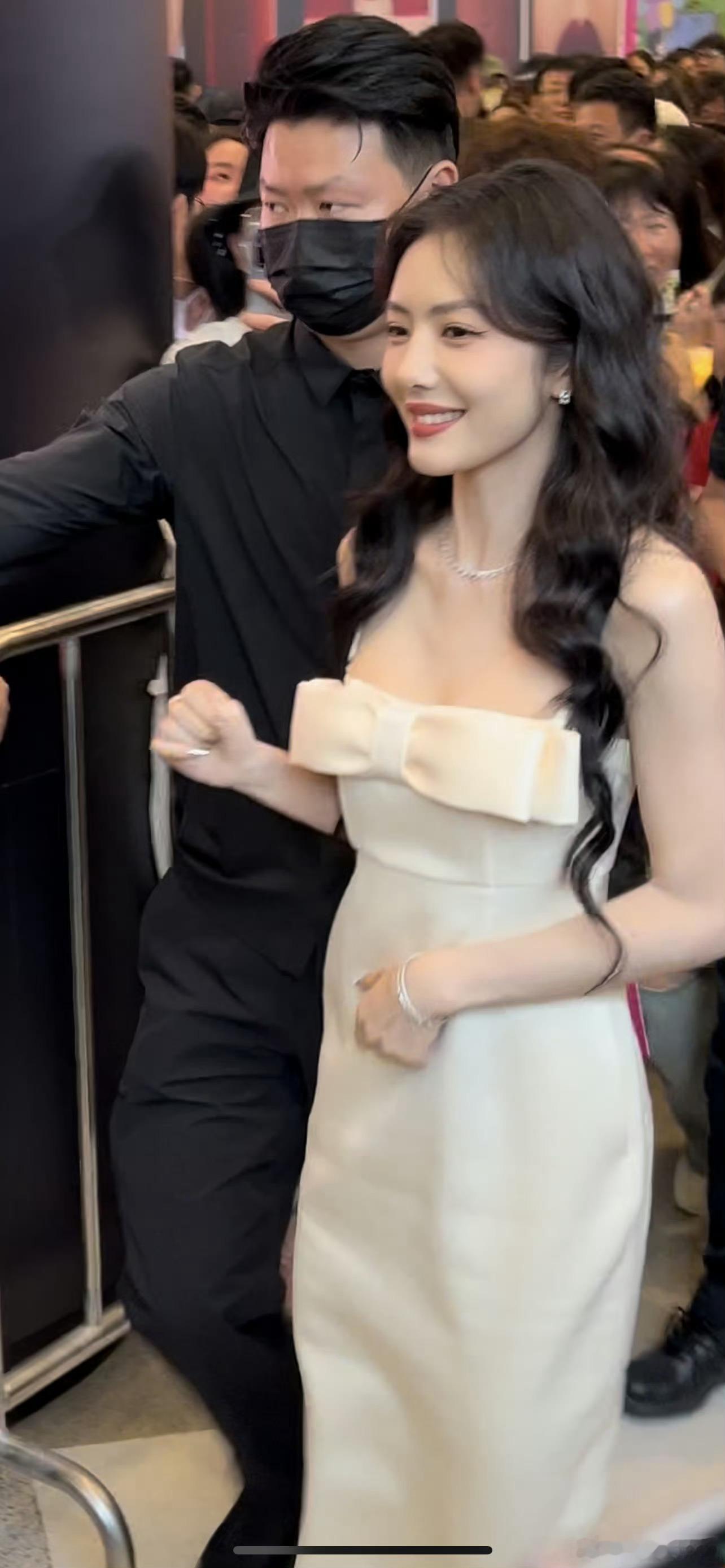 #蔡文静生图能打##蔡文静陈丽君同框生图#被蔡文静和陈丽君的同框生图美到了，两位