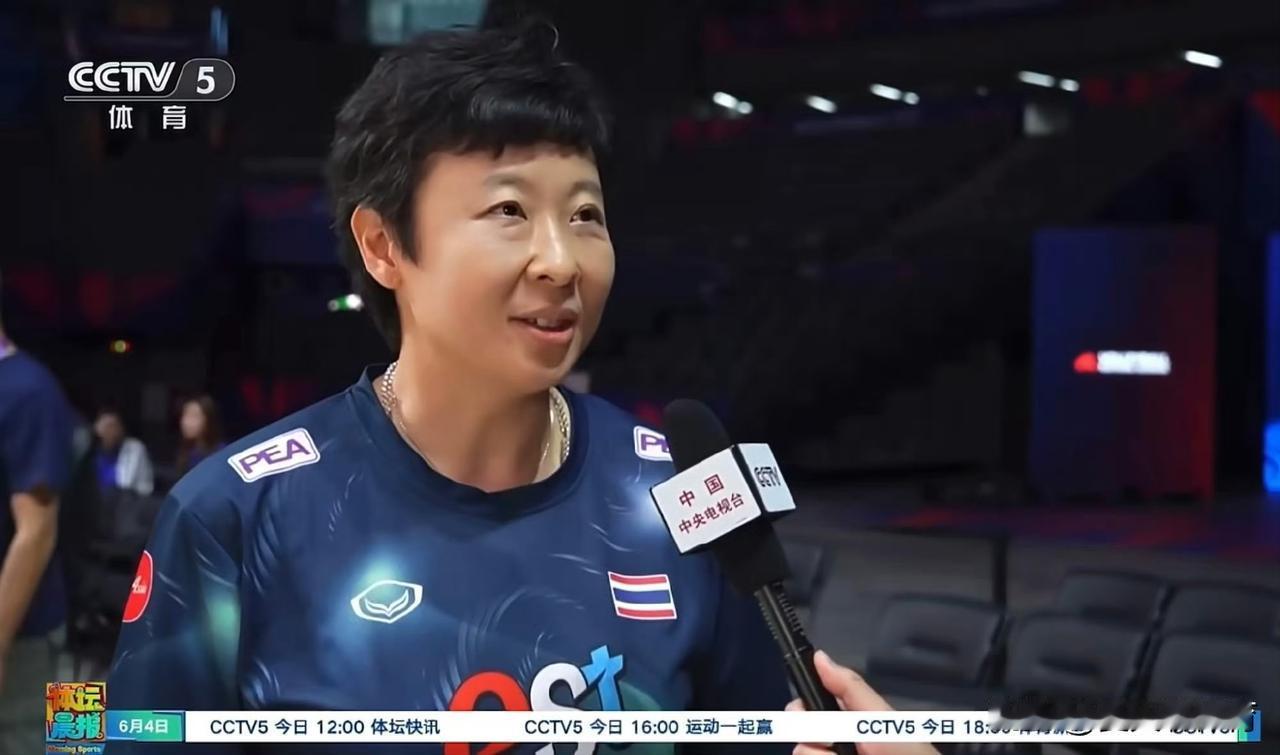 强烈建议中国女排把冯坤挖回国内！泰国女排已经拿到洛杉矶奥运会门票了，咱们能不能跟