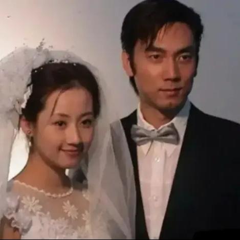 你能想象吗？唱着《爱情鸟》火遍全国的林依轮，1994年甩掉发妻后，转身娶了选美冠