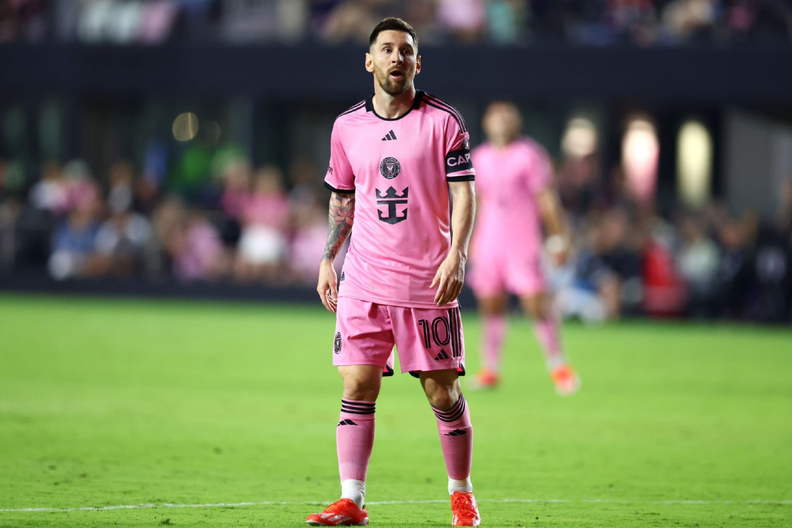 全场比赛结束！迈阿密国际凭借替补登场的梅西破门和策动进攻，最终2比2战平科罗拉多