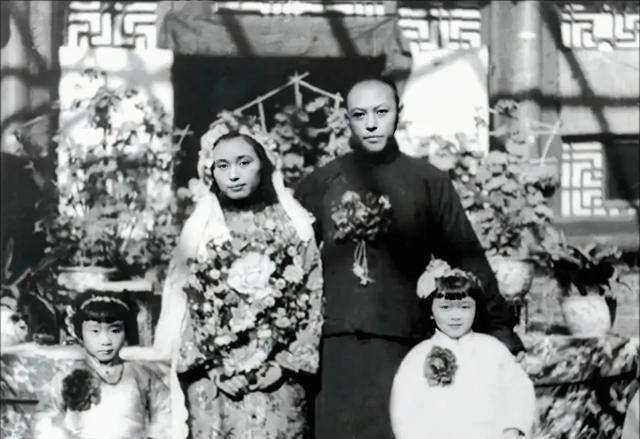1928年，国画大师李苦禅，与师妹凌嵋琳成婚。不料，6年后，凌嵋琳竟在李苦禅不知