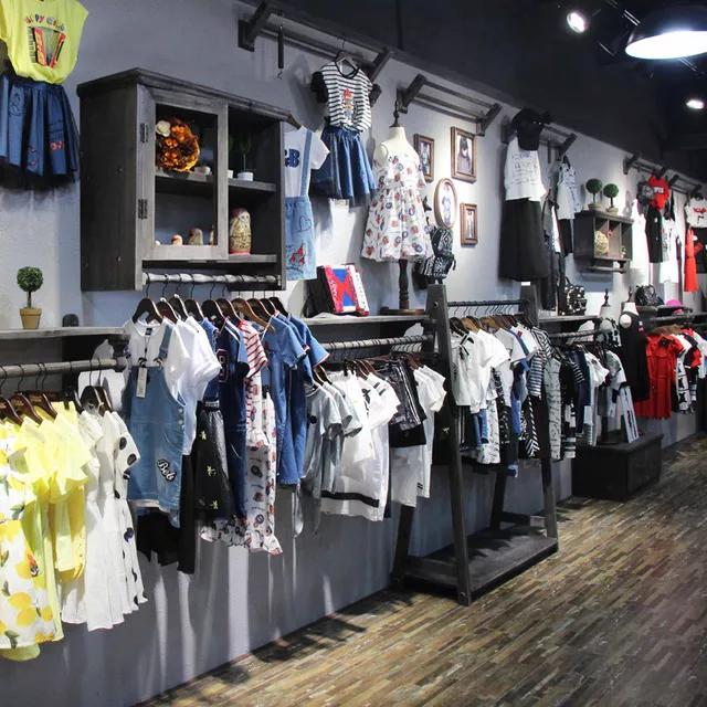 同是一条街，收入却天差地别！服装店今天卖了45块钱，赚15。中午吃四个包子花掉6