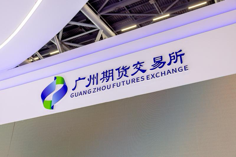 碳酸锂期货冲破17万关口
广期所碳酸锂期货主力合约突破17万元/吨大关，涨幅逾9