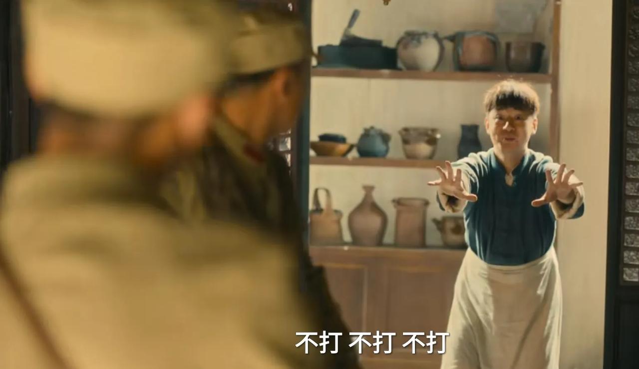 多年后，张万福想起来他和饭店老板，一个不顾自身安危，帮助对方脱离险境；一个刚保住