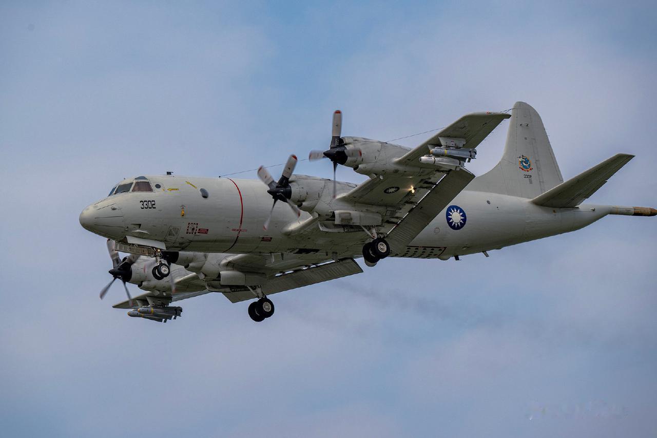 伪台海军的P-3C反潜巡逻机挂载3枚AGM-65G2空对地导弹与1枚AGM-65