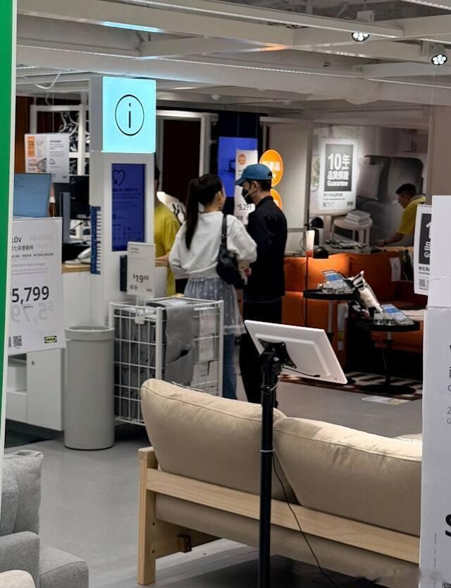 郭富城带方媛看家具有网友拍摄到郭富城带着方媛到家具城看家具，偶遇郭富城方媛看家具