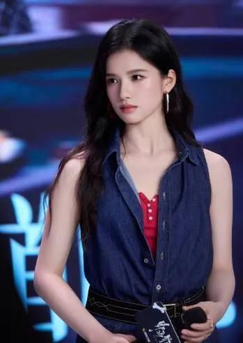 张婧仪这牛仔连体裤，是把“甜酷平衡”焊在穿搭里了吧！
 
谁懂啊！牛仔连体裤本来