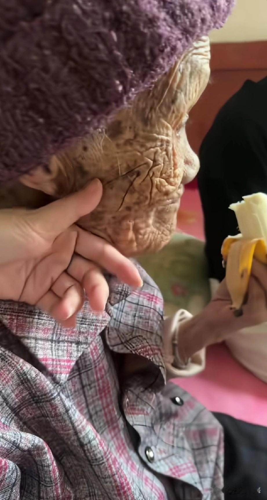 老奶奶的脸，饱经风霜，全部都是皱纹，岁月的沧桑全部刻在她的脸上，呈现出一种最美不