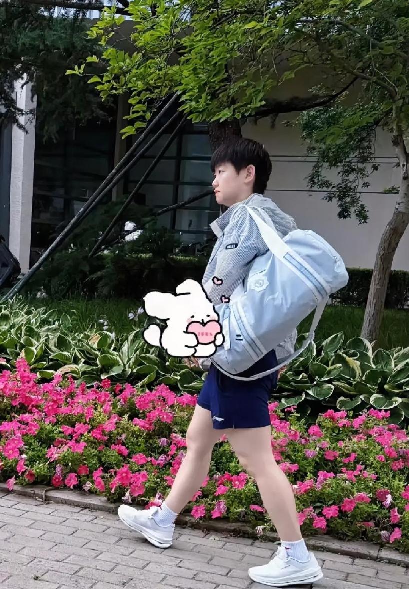太想念这个小女孩了，
看莎莎这张照片，
有种“吾家有女初长成”的感觉，
真是越看