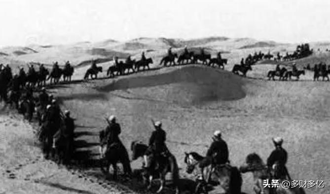 1950年，解放军带枪进草原，没遇上1个马匪，却撞见成片瘫软的牧民，被蒙古包里的