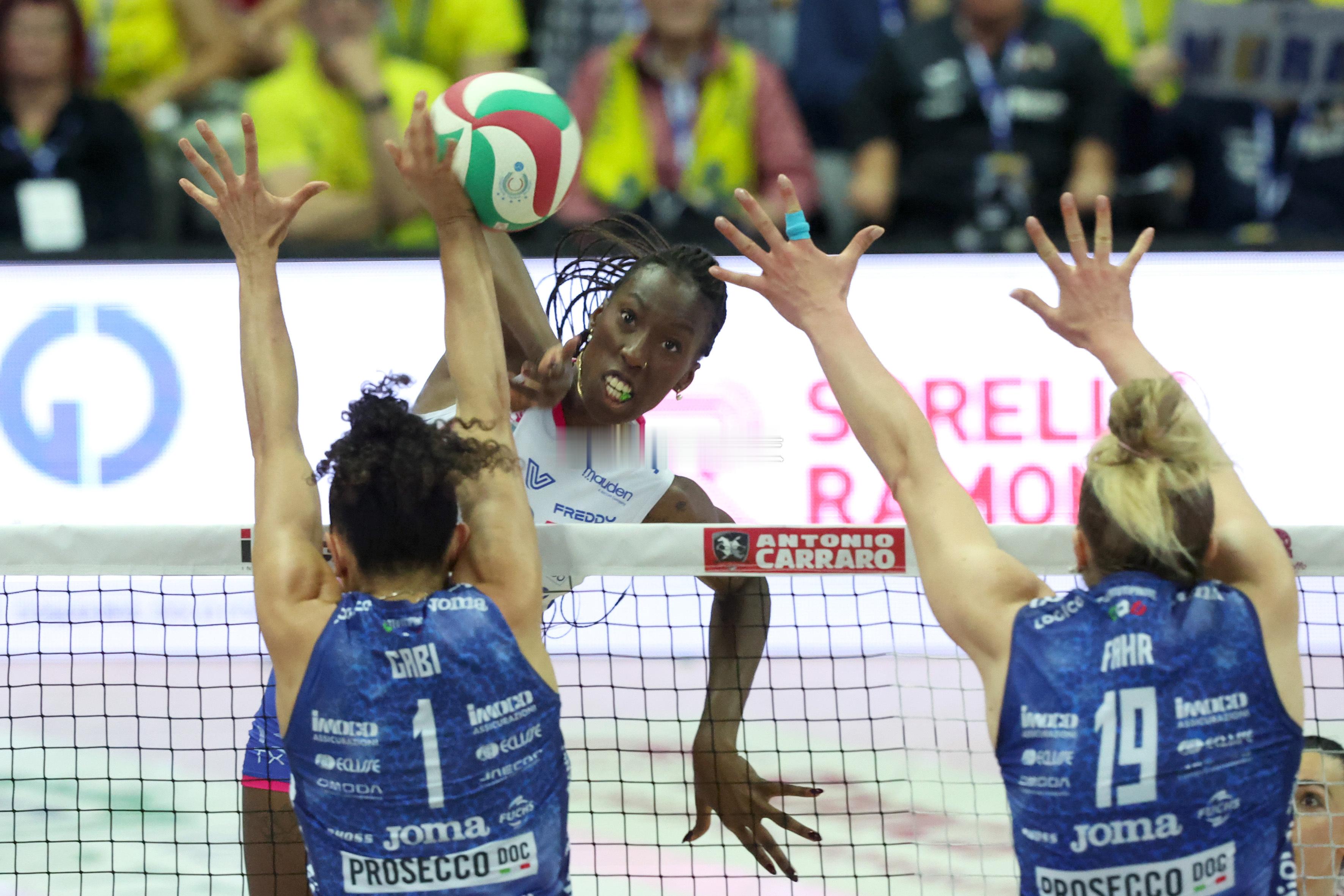 【意甲女排决赛 米兰客胜科内扳回一城】2025-2026意大利女排甲级联赛冠亚军