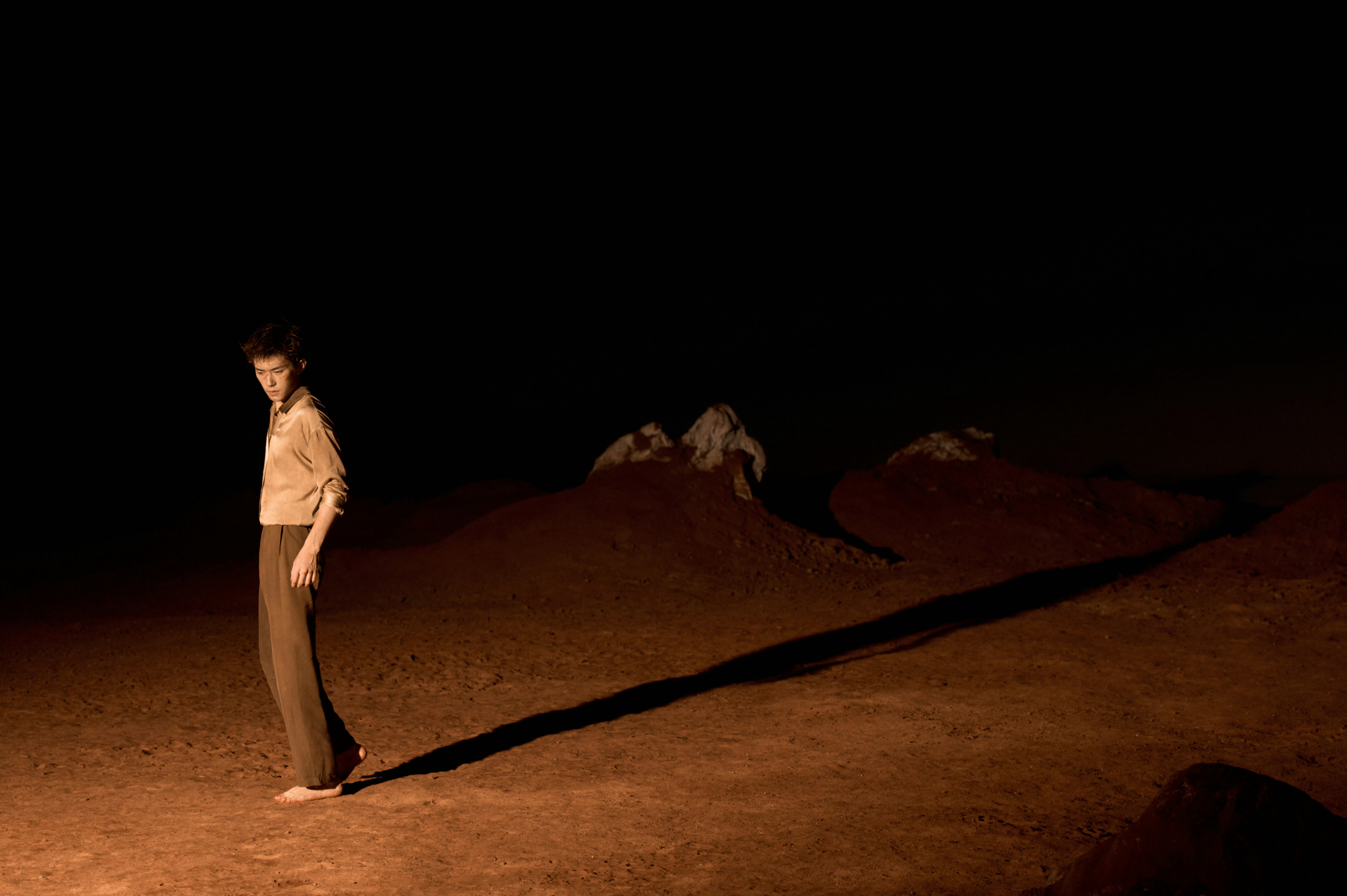 易烊千玺重塑蜕出 凝视、重塑、等待、蜕出。以红泥妆造与肢体语言诠释“重塑蜕出”的