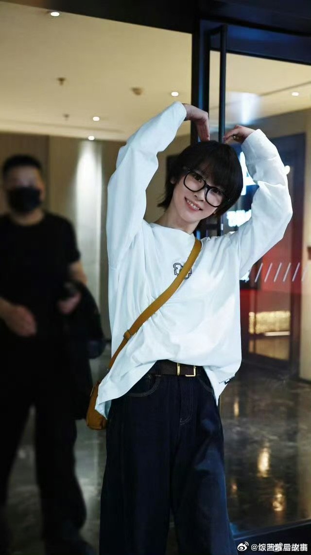 谢楠发芒果跳刀马乘风2026  谁懂啊！谢楠小小的一只，提着大袋芒果跳刀马，太戳