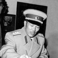 中国人民志愿军第一副司令员兼第一副政治委员邓华将军，在朝鲜战场前线简陋指挥所里办