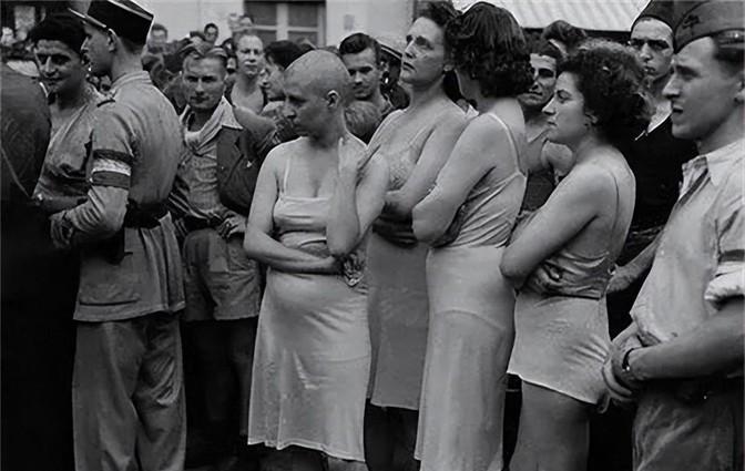 1945年，一名法国女人被脱光衣服全裸游街，周围行人都在嘲笑她。
1945年，法