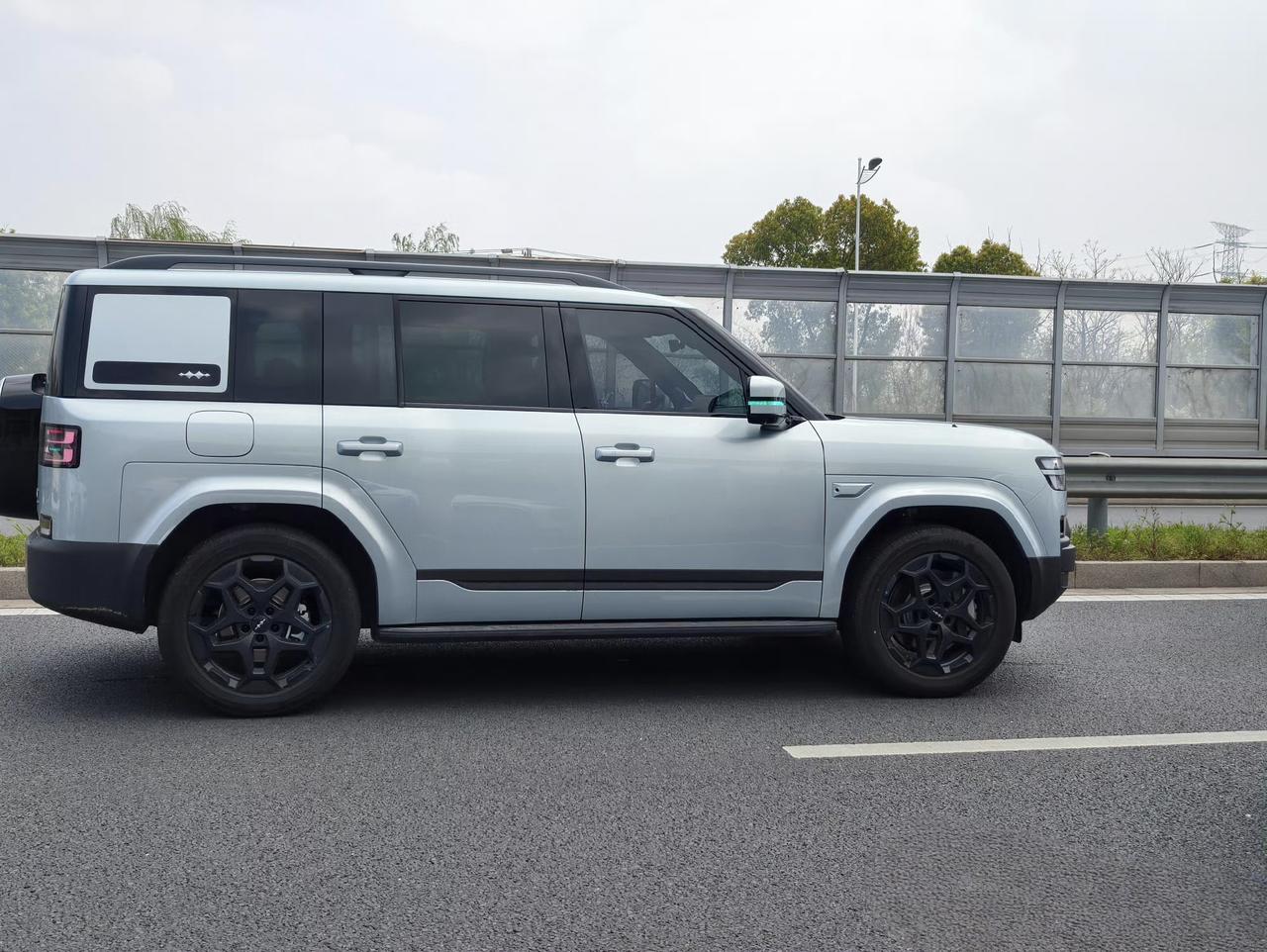 假期出行，路上能看到亮着小蓝灯的比亚迪也越来越多。
图2： 是什么车，有没有懂行