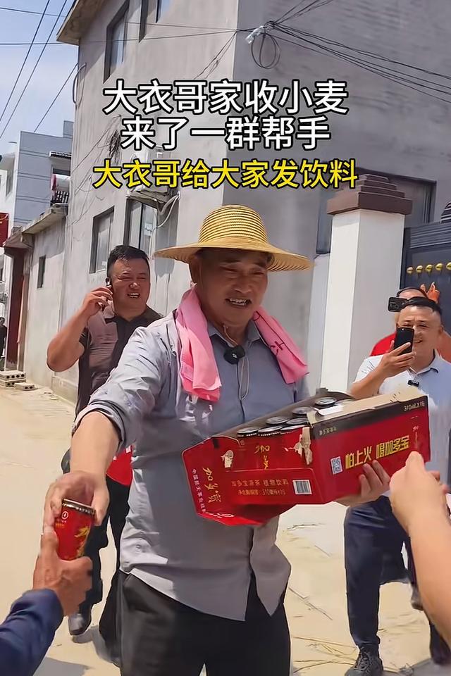 朱楼村的一位大爷说，我住在大衣哥家对面，这十几年靠出租房子赚了几十万，没想到农村