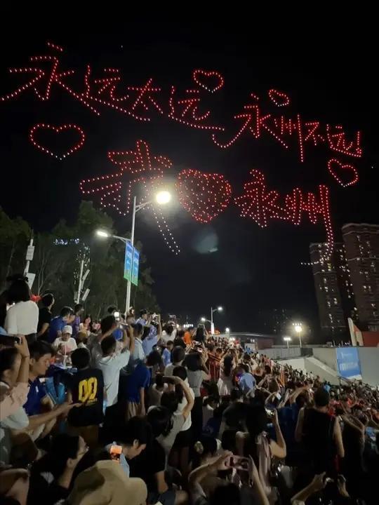 通过湘超，我发现人的两个本性：一是愿意悲伤，二是喜欢熬夜。

我是永州球迷，当永