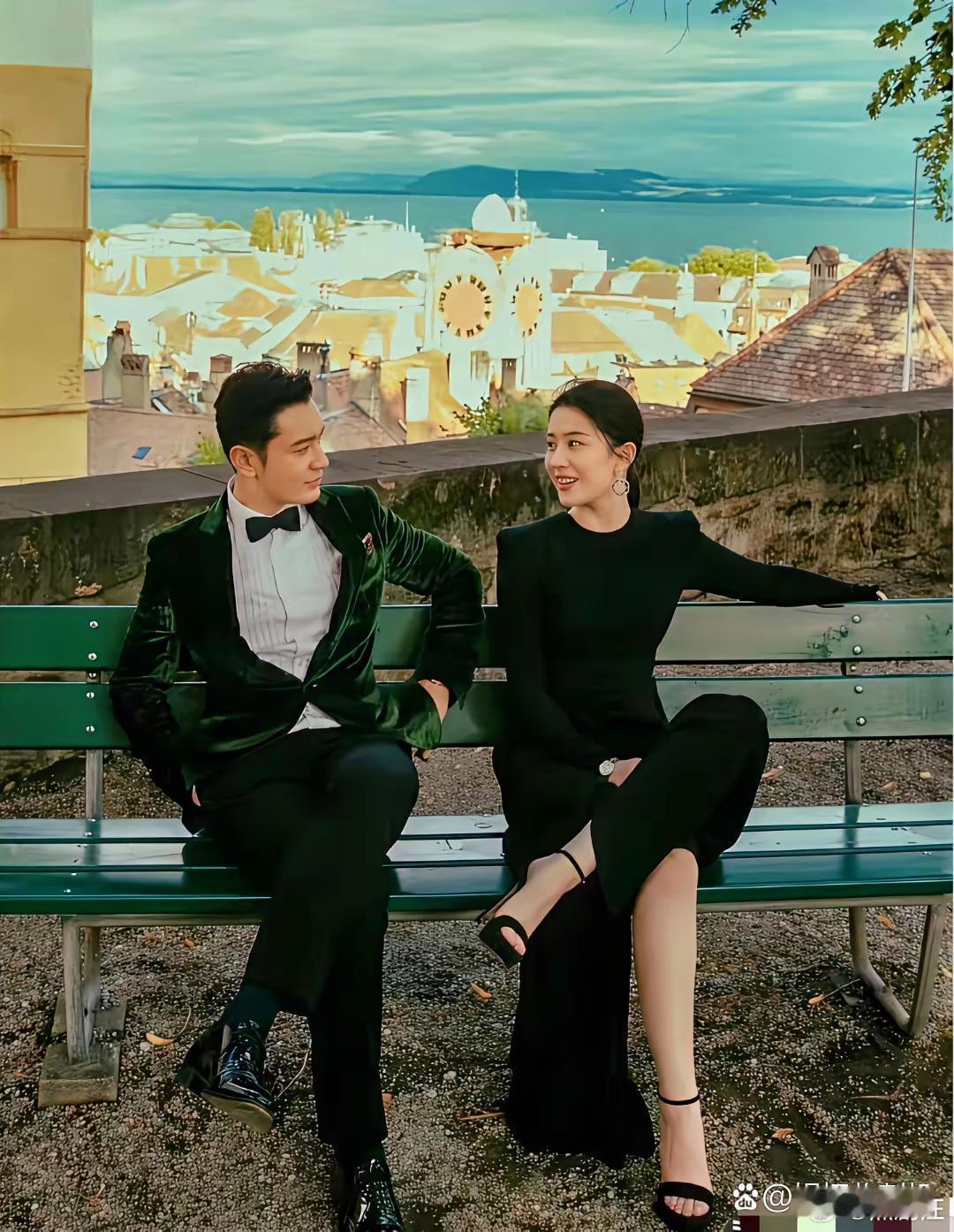 这张刘亦菲和黄晓明的同框照堪称经典，活脱脱是古堡里的王子和公主，画面绝美到让人惊
