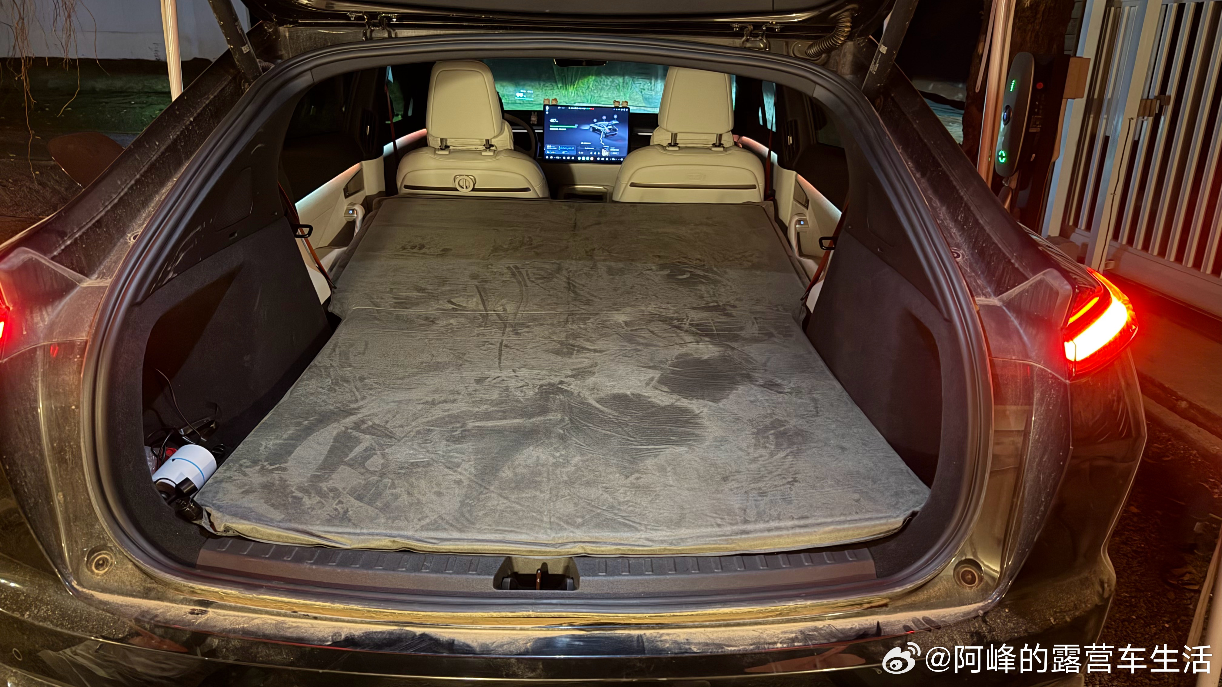给我的乐道L60买了个床垫，放上去刚好够俩人睡觉打算今年五月份带我女朋友出去旅行