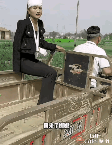 哎呦呦呦，我的那个乖乖，从车上面翻下来了！

这个女子拍视频，为了拍一个好看的动