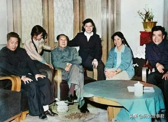 不能错过珍贵照片   60年代，毛主席与家人的珍贵全家福，照片中分别是刘思齐、杨