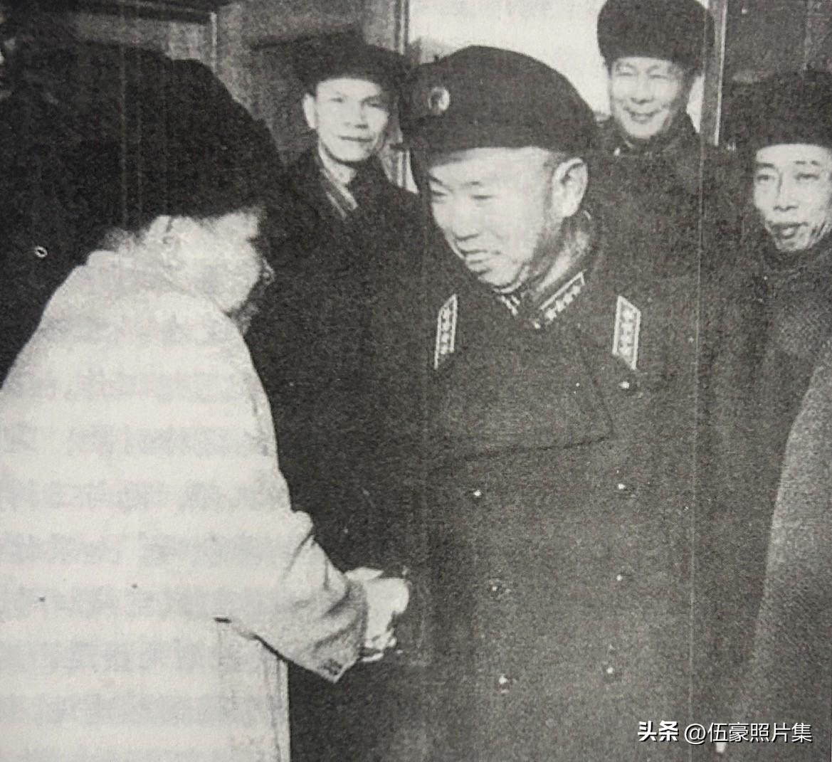 1965年，王树声（前右一）同来华学习的越南学员亲握手。当时，美国在越南南方的“
