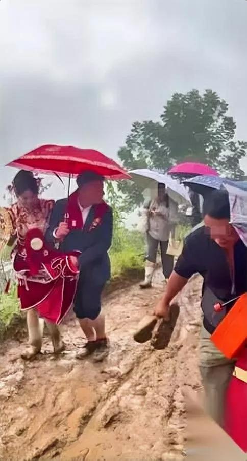 你见过这么“野”的新娘吗？

结婚当天遇暴雨，

踩泥坑趟冷水，她居然笑着走完了