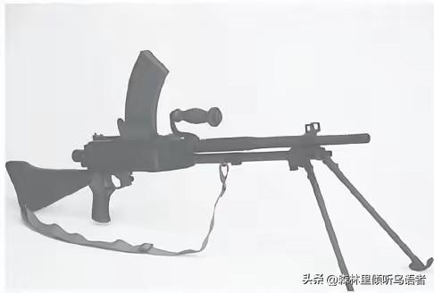 1944年夏天，混进日军据点的黄士奇趁敌人不注意，迅速冲向那把九六式机关枪，不料