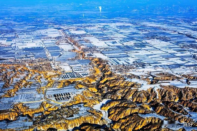 《七律·盛情》
春回大地物华臻，日暖山川秀色匀。
月抚花溪风戏影，云环松岭雾依身