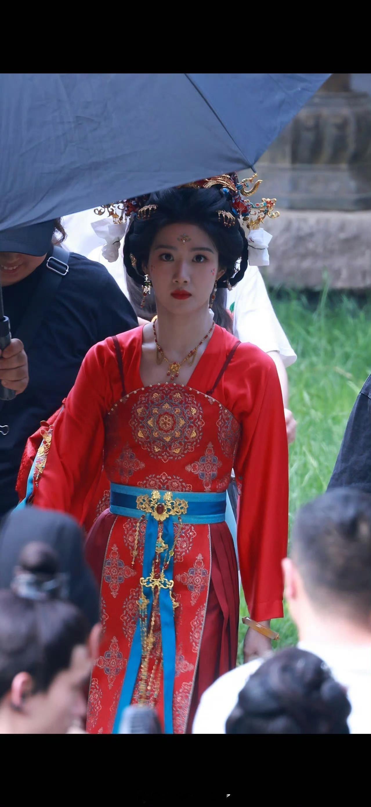 长相普通的演员真的压不住这种唐装
