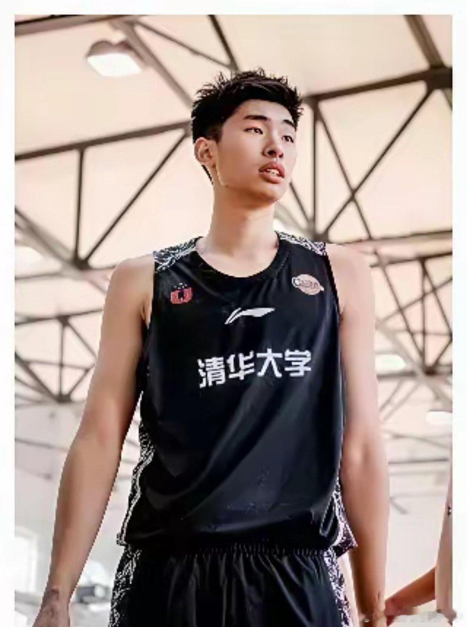 怪不得水亦诗当时跑到福建去做直播带货。原来她的丈夫邹阳当时在福建队打球。而且她怀