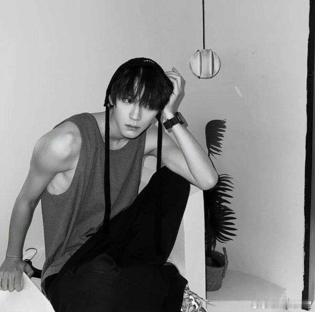 周翊然上一秒baby下一秒daddy可甜可盐已经不够形容周翊然了！他是可baby