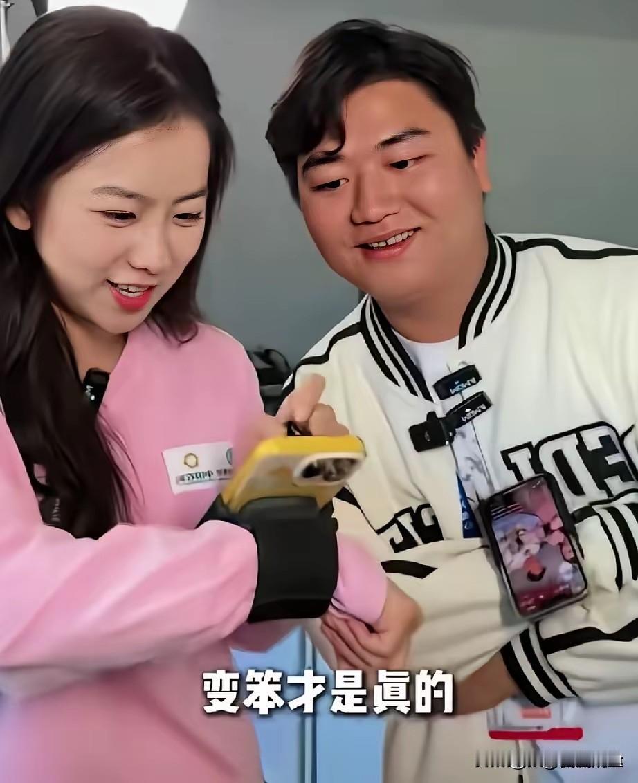 细节骗不了人，直播状态早已流露真实偏爱
 
都说男人会本能偏爱年轻漂亮的女生，看