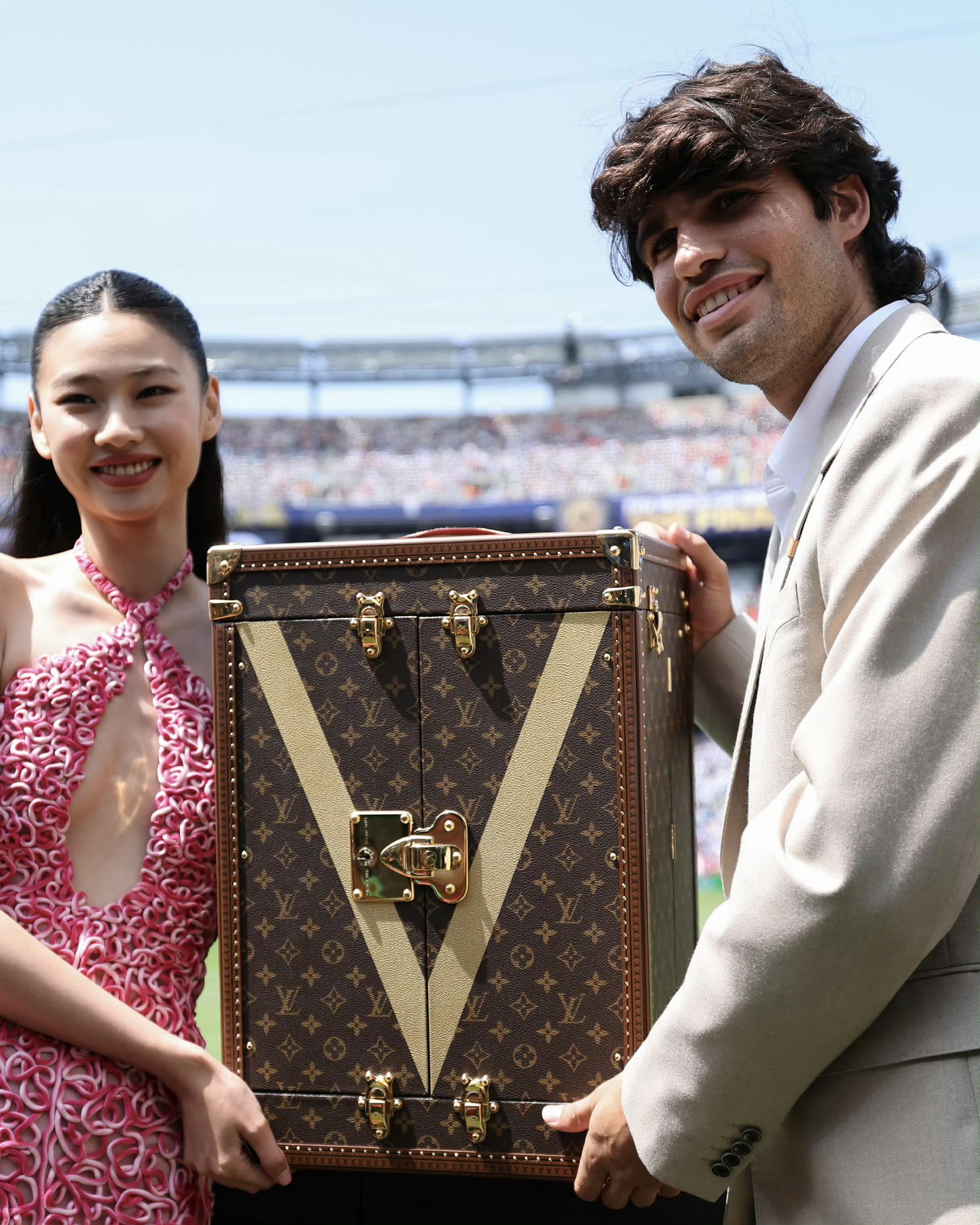 阿尔卡拉斯郑浩妍展示世界杯冠军奖杯 2026美加墨世界杯，西班牙vs阿根廷决赛前