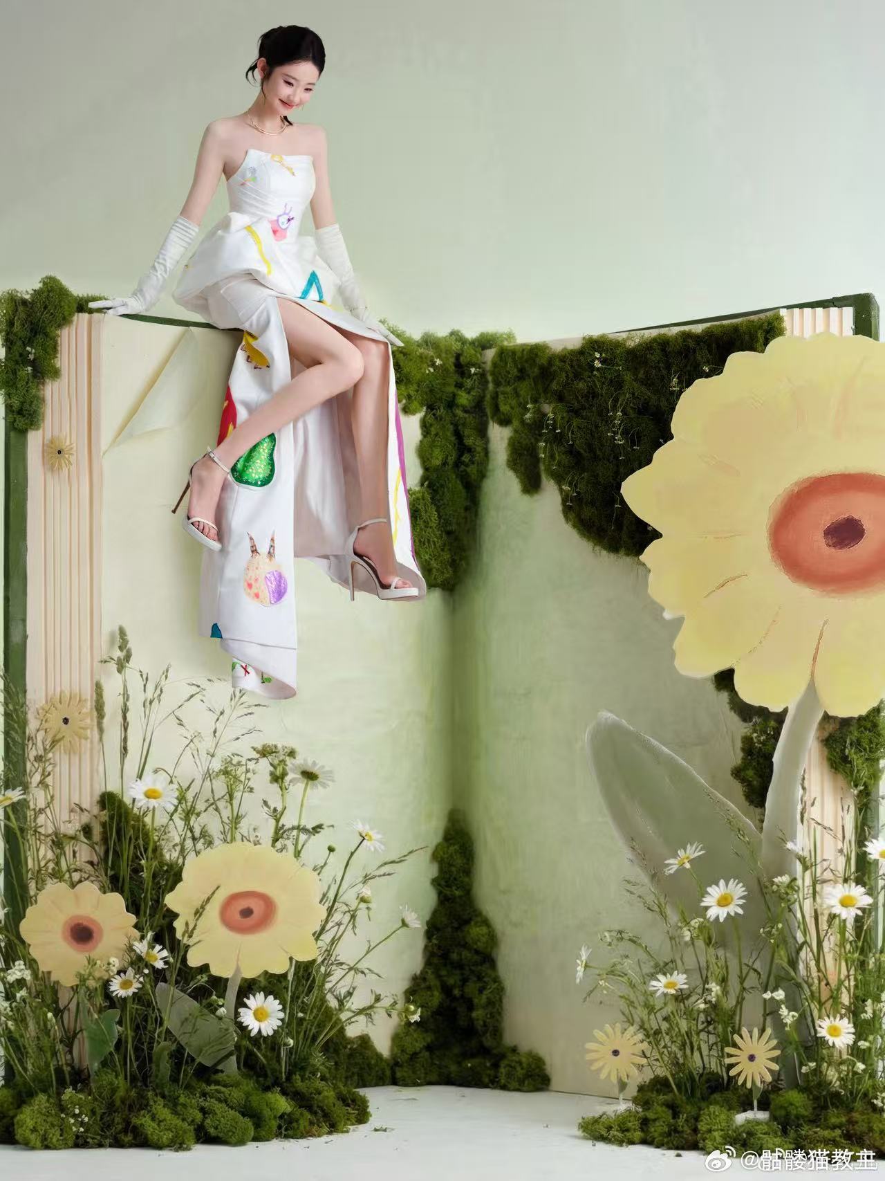 张艺凡尊重6岁小画家的著作权 从微博之夜出圈美照到春日绝美金毯造型，张艺凡每次亮