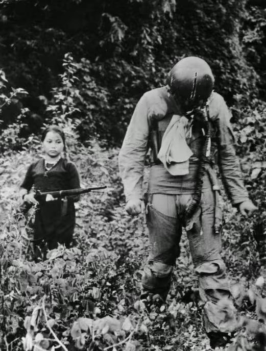 真理在炮弹之内，1967年北越女兵俘虏一名美军飞行员，前者昂首挺胸，后者低下了骄