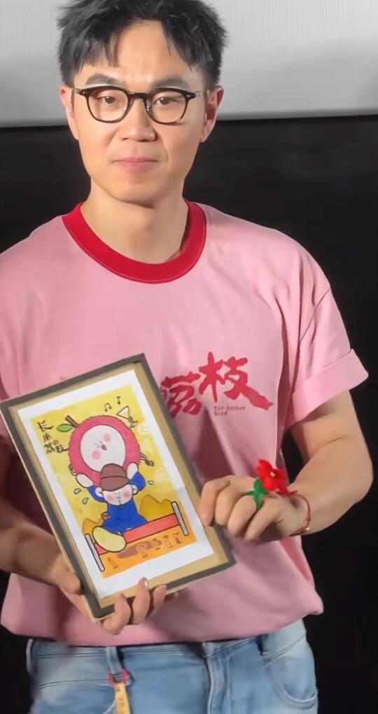 大鹏这次依旧没让人失望，《长安的荔枝》像一把双面绣。正面是捧腹大笑的盛...