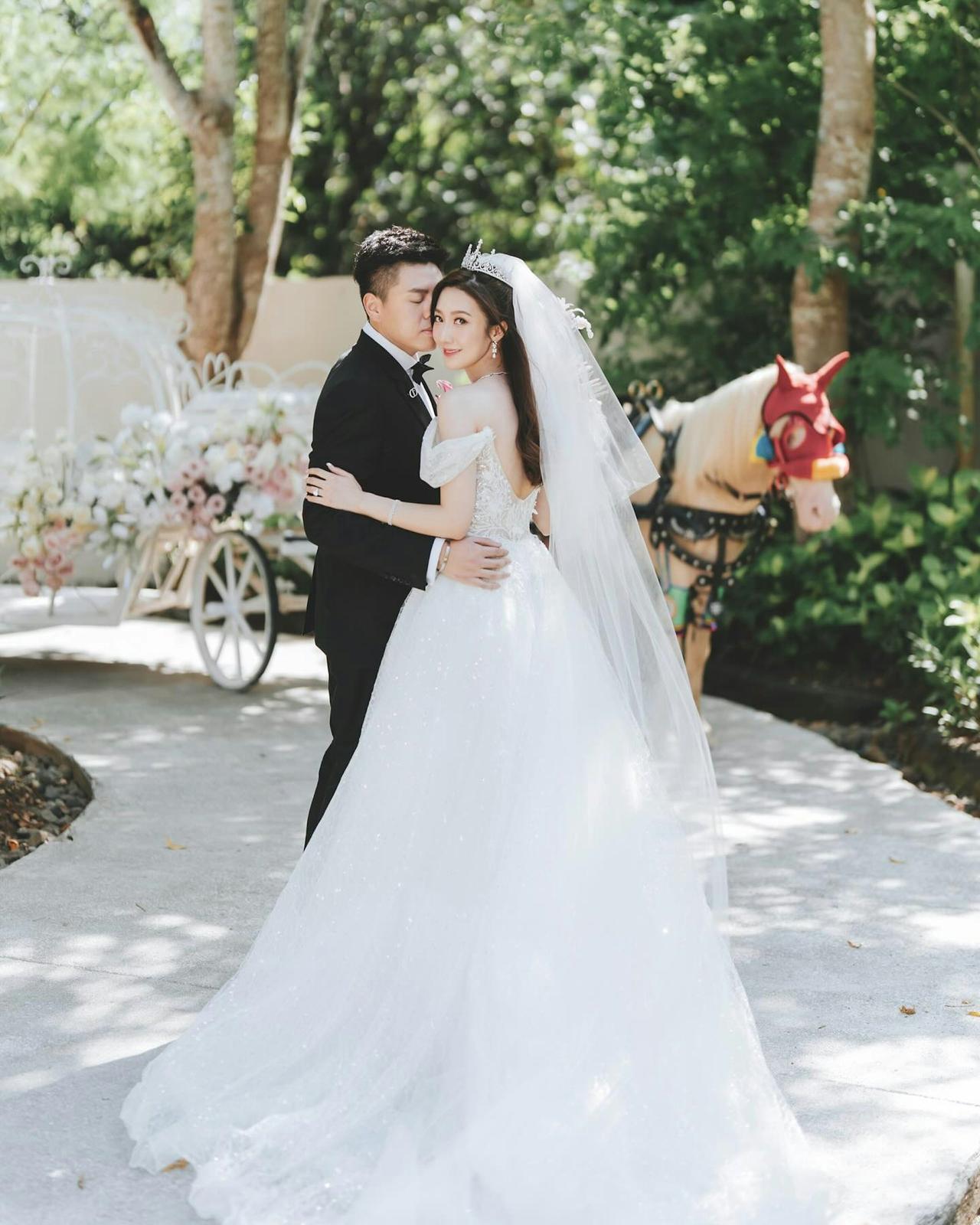 香港女星何依婷前年与从事物流业的富二代男友Cedric在峇里岛闪婚，去年12月宣