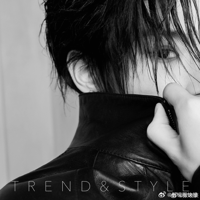张峻豪西海岸穿搭 把高街风穿成个人名片，黑皮衣+湿发的组合太绝，慵懒又拽的气质直