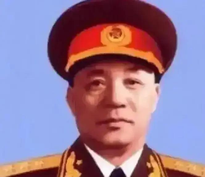 1956年才被授予上将军衔，比第一批晚了整整一年。原因众说纷纭，流传最广的一个版