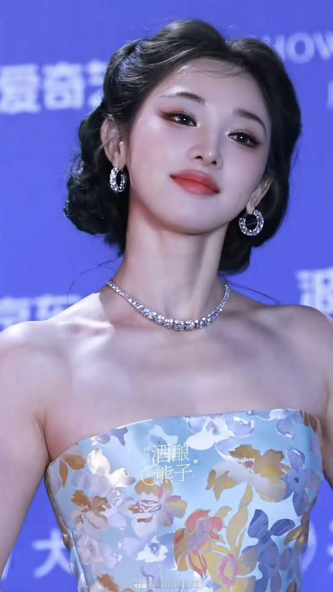 好明艳的彭小苒北京国际电影节 北影节红毯被彭小苒狠狠美到！碎花长裙搭配精致公主盘