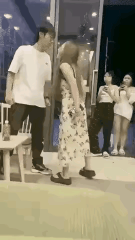 忍一时风平浪静，退一步海阔天空。美女一时冲动，朝男友脸上吐了一口，招致男友一顿毒