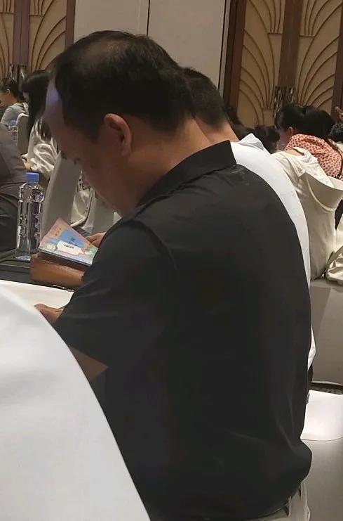 看到这种情况你会提醒他吗？今天参加一个5个地市区的培训会，参会人员有1000人左