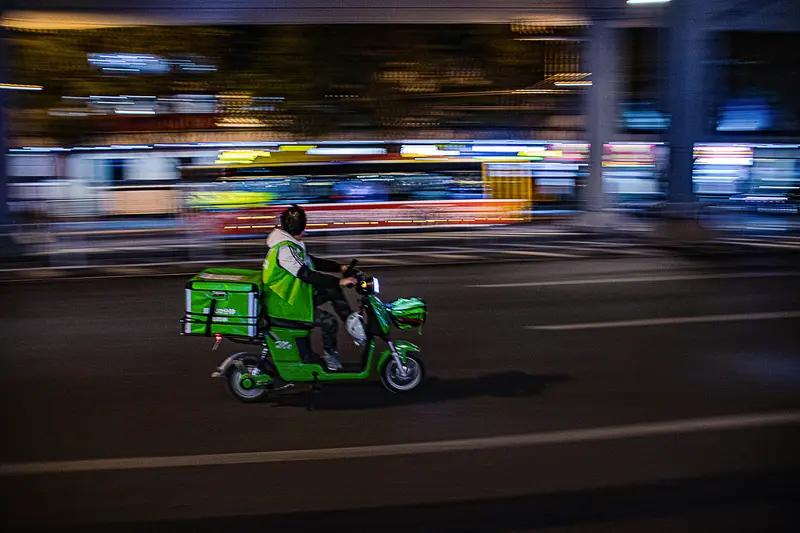 10月13日，贵州贵阳一跑腿骑手取走10999元手机后，未送到客户手中谎称“马上