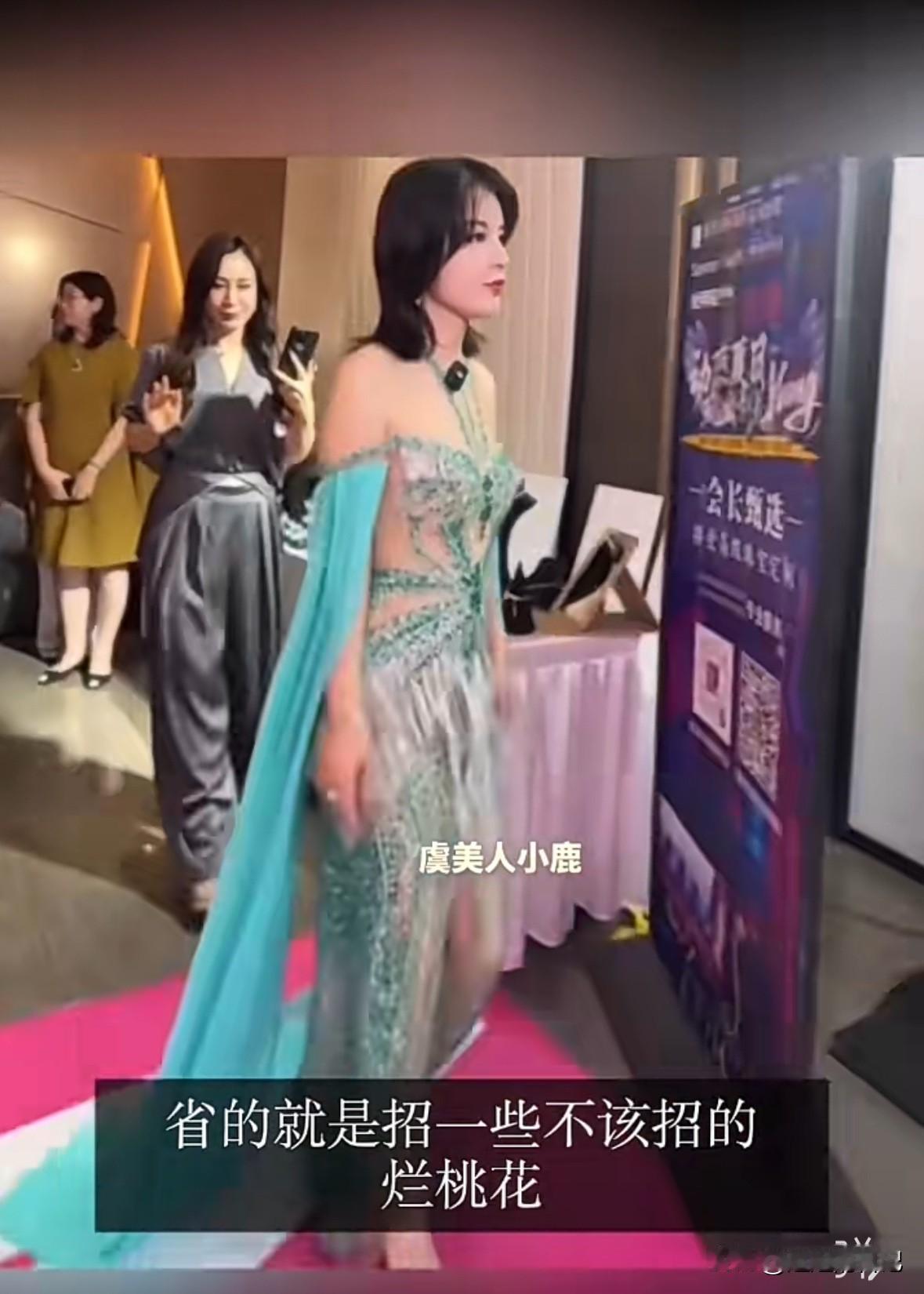 若隐若现的大胆透视装，于文红有活动必穿她。
也不知道是哪个高定设计师给她量身打造